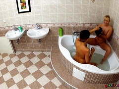 Salle de bains, Blonde, Petite amie, Lesbienne, Léchez, Seins naturels, Nénés, Mouillée