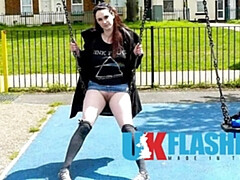 Britisch, Bus, Fetisch, Flashen, Flexibel, Im freien, Öffentlich, Titten
