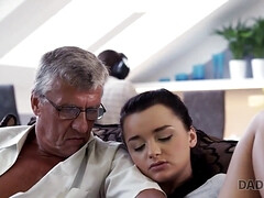 18 jahre, Blasen, Braunhaarige, Geschnappt, Papi, Hd, Masturbation, Jungendliche (18+)