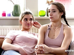 Hübsche Freundinnen massieren sich gegenseiti - pigtailed brunette Lucia gives massage to lesbian friend