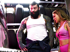 Tetas grandes, Morena, Gafas, Besar, Lamidas, Madres para coger, Coño, Tatuaje