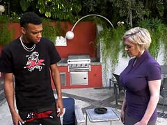 Grosser schwanz, Schwarz, Blondine, Blasen, Schwanz, Reife frau in den arsch, Muschi, Flotter dreier