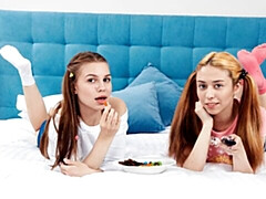 Grosser arsch, Grosse titten, Fingern, Küssen, Lecken, Muschi, Rasiert, Entkleiden