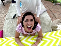 18 ans, Gros cul, Grosse bite, Gros seins, Sucer une bite, Brunette brune, Maigrichonne, Adolescente