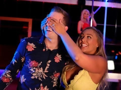 Culo grande, Rubia, Club, Pajear, Gritar, Medias largas, Estriptis, Tatuaje