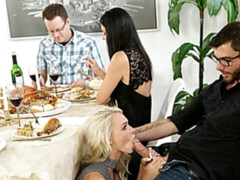 Grosse bite, En levrette, 2 femmes 1 homme, Talons, Cuisine, Maman, Tatouage, Plan cul à trois