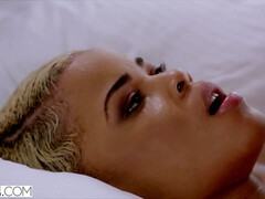 Blonde, Sucer une bite, Noir ébène, Faciale, Léchez, Chatte, Chevaucher, Nénés