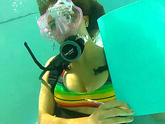 linda chica coqueta buceando en piscina snorkel aletas buzo