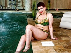 Enthousiasteling, Grote kont, Grote mammen, Masturbatie, Rijpe lesbienne, Roodharige vrouw, Alleen, Strippen