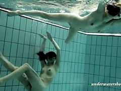 Cul, Brunette brune, Fétiche, Petite amie, Lesbienne, Piscine, Adolescente, Nénés