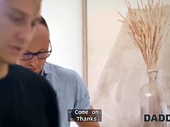 Mooi, Bedriegen, Daddy, Vriendin, Hd, Rijpe lesbienne, Geschoren, Tieten likken