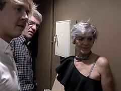 Sucer une bite, En gros plan de très près, Femme couguar, En levrette, Groupe, Mature, Maigrichonne, Pute