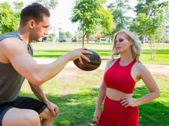 Gros seins, Sucer une bite, Brunette brune, En levrette, Branlette thaïlandaise, Mère que j'aimerais baiser, Rasée, Dénudage