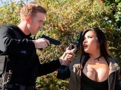 デカ尻, デカパイ, フェラチオ, 茶髪の, 手コキする, ハードコア, 異人種間, 剃毛