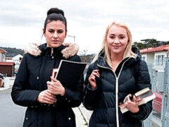 Anaal, Kont, Blond, Pijpbeurt, 1 man 2 vrouwen, Handbeurt, Kousen, Tiener