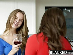 Grosse bite, Noire, Sucer une bite, Brunette brune, 2 femmes 1 homme, Talons, Jarretelles, Plan cul à trois