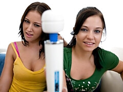 Grosse bite, Brunette brune, Fétiche, Hard, Seins naturels, Orgasme, Rasée, Tatouage