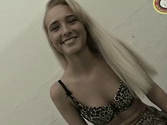 Verrueckter Gangbang mit Teen wird zur Spermaschlacht