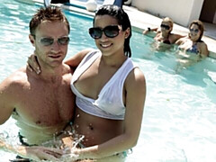 Verga grande, Tetas grandes, Mamada, Morena, Estilo perrito, Madres para coger, Piscina, Tetas