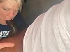 Grote lul, Bedriegen, Oudere vrouw, Zwart, Interraciaal, Rijpe lesbienne, Kort haar, Vrouw