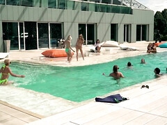 Cul, Blonde, Plantureuse, En levrette, Doigter, Groupe, Léchez, Jarretelles