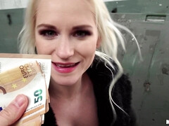 Kont, Hondjeshouding, Italiaans, Geld, Natuurlijke tieten, Klein, Gezichtspunt, Openbaar