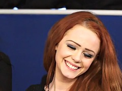 Sucer une bite, Britannique, Homme nu et filles habillées, Femme dominatrice, Fétiche, Le plan cul à quatre, Groupe, Masturbation