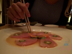 Blond, Pijpbeurt, Voetbeurt, Orgasme, Kut duiken, Geschoren, Tieten likken, Onder de rok