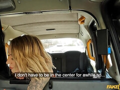 Enthousiasteling, Blond, Laarzen, Brits, Buiten, Doordringend, Spuiten, Tatoeage