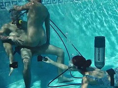 Mamada, Sexo duro, Masturbación, Piscina, Público, Adolescente, Trio, Bajo el agua