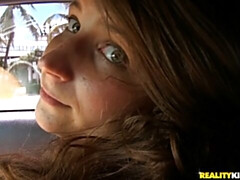 Grosser arsch, Grosser schwanz, Grosse titten, Blasen, Braunhaarige, Auto, Milf