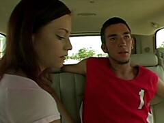 Grosse bite, Brunette brune, Voiture, Branlette thaïlandaise, Masturbation, Petite femme, Cheveux courts, Maigrichonne