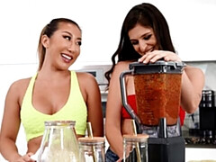 Большие сиськи, Поцелуи, Лесбиянка, Лизание, Белье, Мастурбация, Милф, Стриптизерша