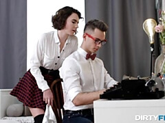 Grosse bite, En levrette, Seins naturels, Petite femme, Cheveux courts, Maigrichonne, Adolescente, Nénés