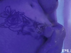 Gros seins, Blonde, Doigter, Masturbation, Douche, Tatouage, Allumeuse