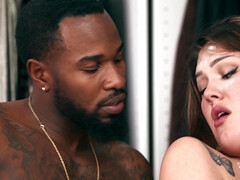 Grosse bite, Sucer une bite, Brunette brune, Gorge profonde, Hard, Interracial, Bureau, Fessée