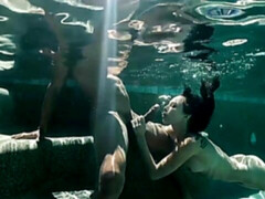 Grosse bite, Sucer une bite, En levrette, Interracial, Seins naturels, Tatouage, Adolescente, Nénés