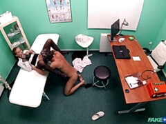 Blasen, Arzt, Hundestellung, Aufs gesicht abspritzen, Büro, Pov, Schlucken, Uniform