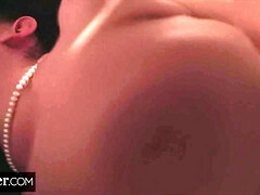 Gros cul, Gros seins, Sucer une bite, Brunette brune, Bukkaké, Rondelette, Gorge profonde, Hard