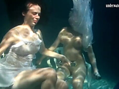 Amateur, Nana, Gros seins, Souple, Lesbienne, Petite femme, Piscine, Public