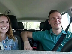 Voiture, Éjaculer dans la bouche, Tir de sperme, En levrette, Branlette thaïlandaise, De plein air, Public, Nénés