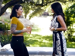 Grote mammen, Hardcore, Lesbisch, Likken, Moeder die ik wil neuken, Buiten, Tatoeage, Tieten likken