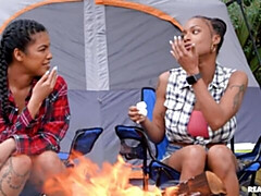 Interraciaal, Zoenen, Likken, Buiten, Geschoren, Mager, Strippen, Tieten likken