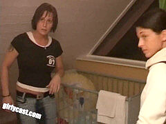 Enthousiasteling, Eerste keer, Huisgemaakt, Zoenen, Ondergoed, Feest, Softcore pornografie, Tieten likken