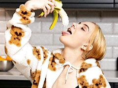 18 jaar, Enthousiasteling, Grote kont, Grote mammen, Blond, Masturbatie, Mager, Strippen