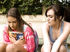 Grosser arsch, Fingern, Lesbisch, Lecken, Masturbation, Natürlichen titten, Rasiert, Entkleiden