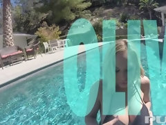 Grote mammen, Badpak, Blond, Vingeren, Masturbatie, Biljart, Tatoeage, Nat