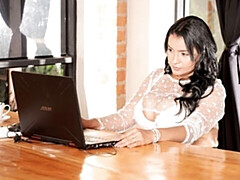 Grote kont, Grote mammen, Vingeren, Masturbatie, Moeder die ik wil neuken, Kort haar, Alleen, Strippen