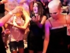 Blonde, Sucer une bite, Brunette brune, Homme nu et filles habillées, Européenne, Groupe, Réalité