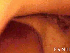 Sucer une bite, Brunette brune, Pieds, Branlette thaïlandaise, Talons, Embrassement, Léchez, Nénés